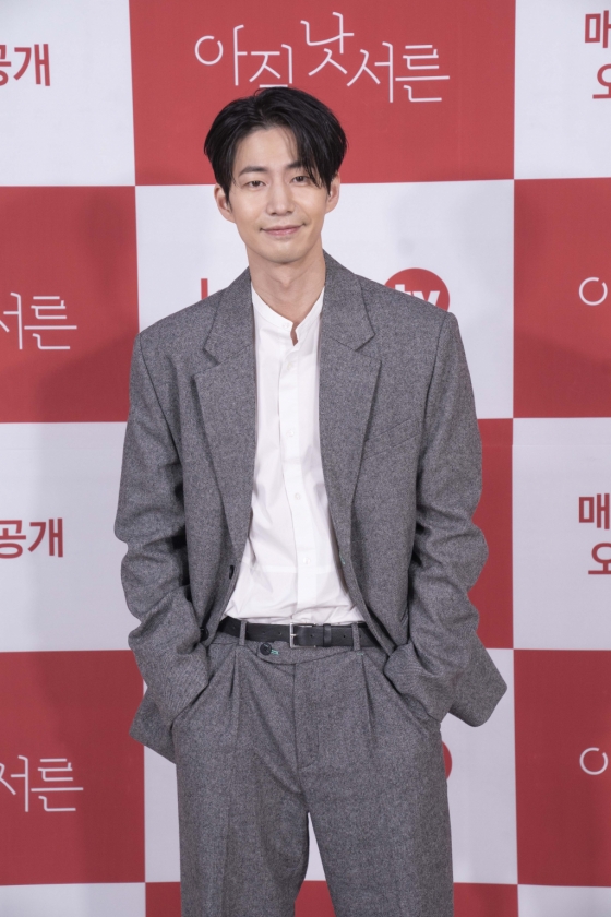 배우 송재림이 23일 오후 온라인 생중계로 진행된 카카오TV 오리지널 드라마 &#039;아직 낫서른&#039; 제작발표회에 앞서 포즈를 취하고 있다. /사진제공=카카오M