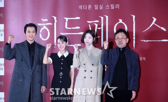 배우 송승헌, 조여정, 박지현, 김대우 감독이 13일 오후 서울 강남구 삼성동 코엑스 메가박스에서 진행된 영화 &#039;히든페이스&#039; 언론시사회 및 기자간담회에 참석해 포즈를 취하고 있다.  &#039;히든페이스&#039;는 한통의 영상편지만 남기고 사라진 약혼녀의 행방을 쫓던 한 남자가 그녀와 관련된 충격적인 비밀을 마주하게 되면서 벌어지는 미스터리 스릴러. 오는 20일 개봉. 2024.11.13 /사진=김창현 chmt@