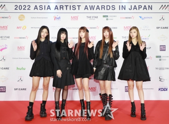 걸그룹 뉴진스가 13일 오후 일본 나고야 니혼가이시홀에서 열린 스타뉴스-미디어보이 주최 &#039;2022 Asia Artist Awards IN JAPAN&#039;(2022 아시아 아티스트 어워즈, 이하 2022 AAA) 레드카펫 행사에 참석해 포즈를 취하고 있다.  스타뉴스와 미디어보이가 주최하고 Asia Artist Awards 조직위원회와 더스타파트너, 컬쳐 엔터테인먼트가 공동 주관하는 글로벌 NO.1 시상식 &#039;2022 AAA&#039;에는 올 한 해 동안 국내외에서 많은 사랑을 받은 가수, 배우들이 참석해 눈을 뗄 수 없는 화려한 글로벌 축제의 장을 펼친다. 2022.12.13