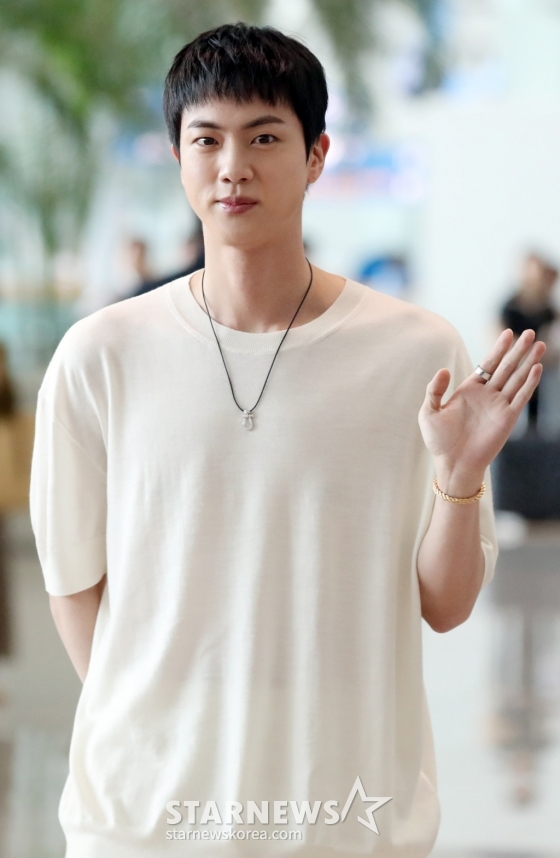 그룹 방탄소년단 진이 &#039;2024 파리 올림픽&#039;의 성화 봉송 일정을 위해 11일 오전 인천국제공항을 통해 출국하고 있다.2024.07.11 /사진=임성균