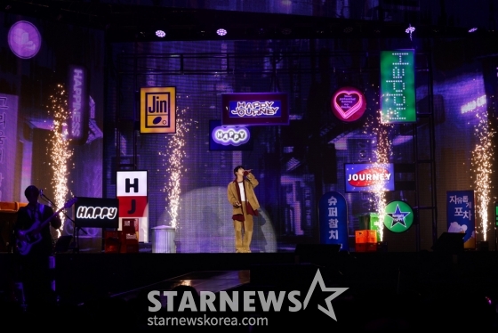 보이 그룹 방탄소년단(BTS) 멤버 진이 17일 오후 서울 중구 장충동 장충체육관에서 진행된 솔로 앨범 &#039;해피(Happy)&#039; 발매 기념 팬 쇼케이스에 참석해 멋진 무대를 선보이고 있다. / 사진제공 = 빅히트뮤직 /사진=김창현 chmt@