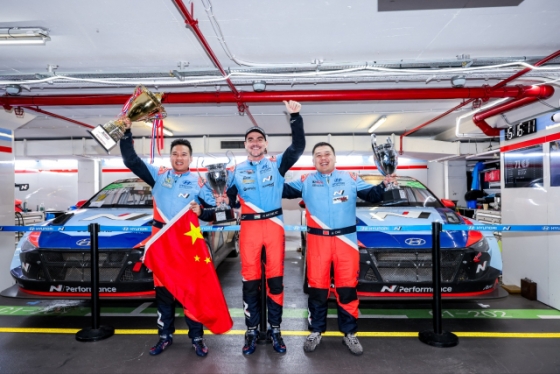 (왼쪽부터) 2024 TCR 아시아 드라이버 부문 종합 우승자 장첸동(Zhang Zhen Dong), 2024 TCR 월드투어 드라이버 부문 종합 우승자 노버트 미첼리즈(Norbert Michelisz), 2024 TCR 차이나 드라이버 부문 종합 우승자 마틴 카오 (Martin Cao)가 트로피를 들고 기뻐하는 모습.