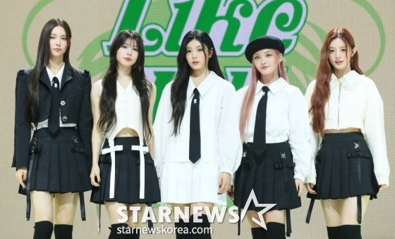 [서울=뉴시스] 김혜진 기자 = 그룹 아일릿(왼쪽부터 윤아, 모카, 원희, 이로하, 민주) 21일 오후 서울 광진구 예스24라이브홀에서 열린 두 번째 미니 앨범 &#039;아이윌 라이크 유(I&#039;LL LIKE YOU)&#039; 발매 기념 쇼케이스에서 포즈를 취하고 있다.  타이틀곡 &#039;체리시&#039;는 아일릿의 솔직하고 당찬 매력이 돋보이는 노래다. 중독성 있는 후렴구와 멤버들의 청아한 음색이 돋보이는 댄스 팝 장르곡이다. 2024.10.21. jini@newsis.com /사진=김혜진