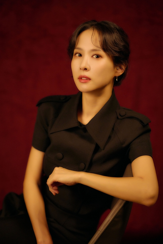 배우 조여정이 19일 오전 서울 종로구 삼청동의 한 카페에서 진행된 영화 &#039;히든페이스&#039; 개봉 관련 인터뷰를 위해 포즈를 취하고 있다.  &#039;히든페이스&#039;는 실종된 약혼녀 &#039;수연&#039;의 행방을 쫓던 &#039;성진&#039; 앞에 &#039;수연&#039;의 후배 &#039;미주&#039;가 나타나고, 사라진 줄 알았던 &#039;수연&#039;이 그들과 가장 가까운 비밀이 공간에 갇힌 채 벗겨진 민낯을 목격하며 벌어지는 색(色)다른 밀실 스릴러. 오는 20일 개봉. / 사진제공=스튜디오앤뉴, 쏠레어파트너스(유), NEW /사진=김창현 chmt@