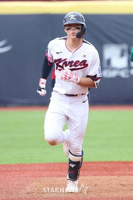 &#039;2024 WBSC 프리미어12&#039; B조 예선 한국-호주전이 18일 대만 티엔무 야구장에서 열렸다.  한국 김도영이 6회말 2사 1루에서 좌월 2점 홈런을 날린 후 홈인하고 있다. /사진=김진경 대기자