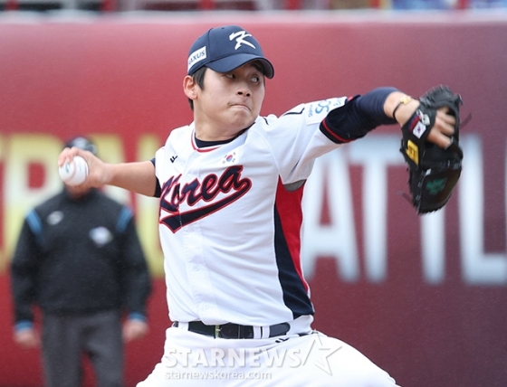 &#039;2024 WBSC 프리미어12&#039; B조 예선 한국-호주전이 18일 대만 티엔무 야구장에서 열렸다.  한국 마무리 박영현이 역투하고 있다.  /사진=김진경 대기자