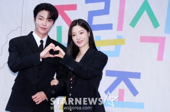 배우 황인엽, 정채연이 8일 오전 서울 구로구 라마다 서울 신도림호텔에서 진행된 JTBC 수요드라마 &#039;조립식 가족&#039; 제작발표회에 참석해 포즈를 취하고 있다.  &#039;조립식 가족&#039;은 10년은 가족으로 함께 했고, 10년은 남남으로 그리워했던 세 청춘이 다시 만나 펼쳐지는 로맨스다. 오는 9일 첫 방송. 2024.10.08 /사진=김창현