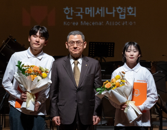 11월 19일 천안 성환문화회관에서 &lt;한화청소년오케스트라 2024 정기연주회&gt;가 열렸다. 수료증과 꽃다발 전달한 한화사회봉사단장 김신연 사장과 대표 학생의 모습/사진제공=한화그룹