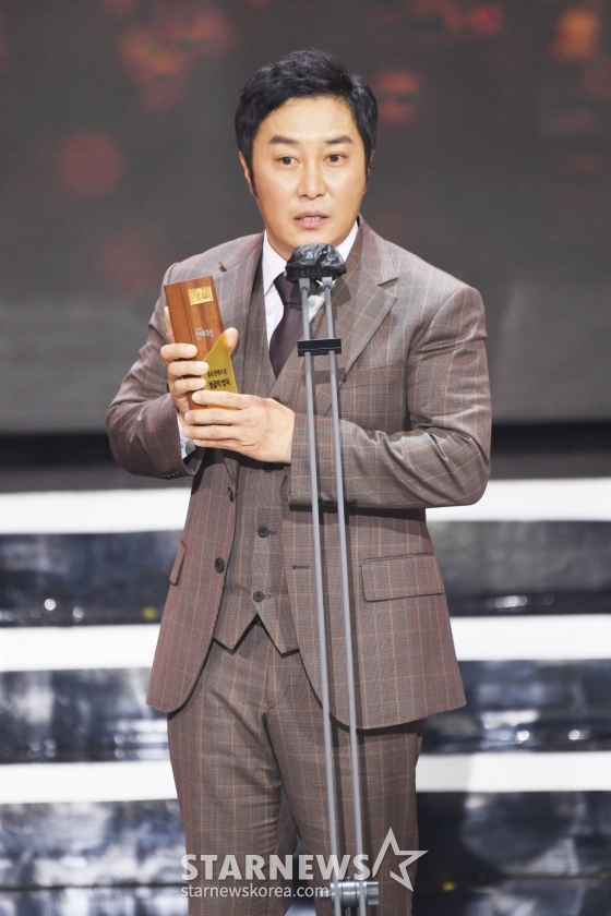 개그맨 김병만이 19일 오후 서울 마포구 상암동 SBS프리즘타워에서 열린 &#039;2020 SBS 연예대상&#039;에서 골든 콘텐츠상을 수상한 뒤 소감을 말하고 있다. / 사진제공 = SBS
