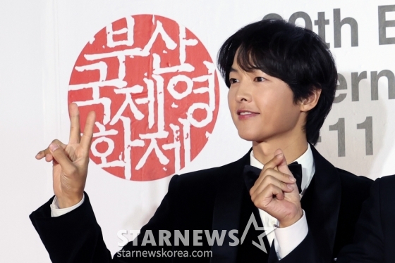 [부산=뉴시스] 박진희 기자 = 영화 &#039;보고타: 마지막 기회의 땅&#039; 배우 송중기가 2일 부산 해운대구 영화의전당에서 열린 제29회 부산국제영화제 개막식 레드카펫 행사에 참석하고 있다. 2023.10.02. pak7130@newsis.com /사진=박진희