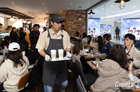 롯데 구승민이 20일 사직야구장 내 카페에서 서빙을 하고 있다. /사진=롯데 자이언츠 제공 