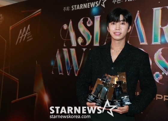 가수 임영웅이 필리핀 아레나에서 열린 &#039;2023 아시아 아티스트 어워즈 인 필리핀&#039;(2023 Asia Artist Awards IN THE PHILIPPINES, 2023 AAA)에서 AAA 페블러스, 올해의 팬덤, 베스트 초이스, 핫트렌드, 인기상을 수상한 뒤 포즈를 취하고 있다.  /사진=이동훈