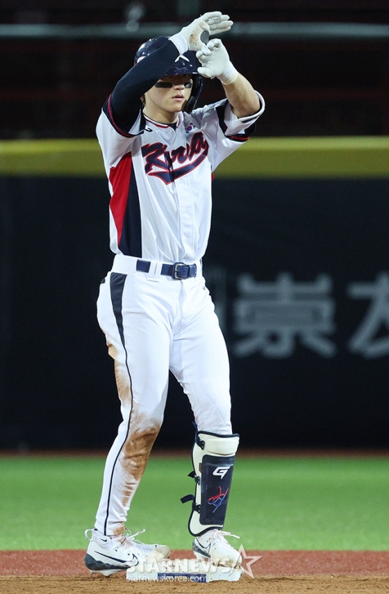 &#039;2024 WBSC 프리미어12&#039; B조 예선 한국-쿠바전이 14일 대만 티엔무 야구장에서 열렸다.  한국 김도영이 5회말 1사에서 우월 2루타를 날리고 2루에 안착한 후 세리머니를 하고 있다. /사진=김진경 대기자