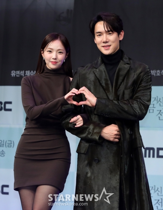 [서울=뉴시스] 김혜진 기자 = 배우 채수빈(왼쪽), 유연석이 21일 오후 서울 마포구 MBC에서 열린 MBC 새 금토드라마 &#039;지금 거신 전화는&#039; 제작발표회에서 포즈를 취하고 있다.  &#039;지금 거신 전화는&#039;은 협박 전화로 시작된, 정략결혼 3년 차 쇼윈도 부부의 시크릿 로맨스릴러다. 오는 22일 오후 9시 50분 첫 방송된다. 2024.11.21. jini@newsis.com /사진=김혜진