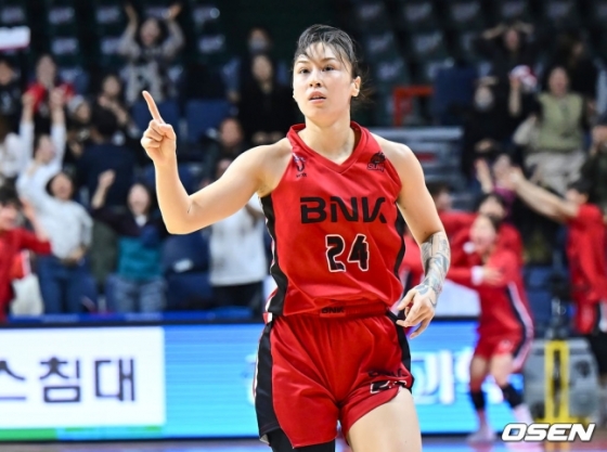 BNK 김소니아가 21일 열린 우리은행과 홈경기에서 4쿼터 동점 3점슛을 성공시키고 있다. 