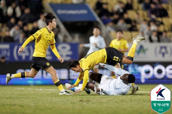 전남과 부산 경기 중. /사진=한국프로축구연맹 제공