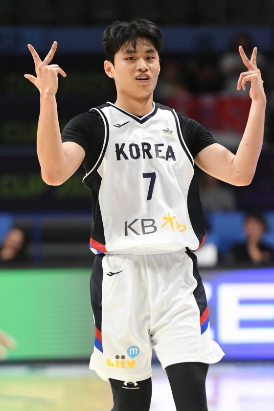 골 세리머니르를 하는 유기상. /사진=대한민국농구협회