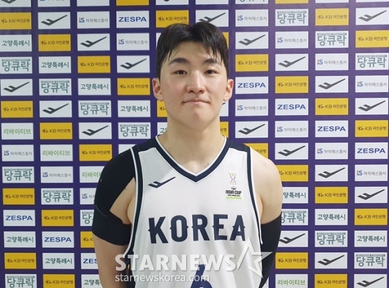 문유현이 24일 고양 소노 아레나에서 열린 호주와 2025 국제농구연맹(FIBA) 아시아컵 예선 WINDOW-2 A조 4차전 종료 후 인터뷰를 하고 있다. /사진=양정웅 기자 