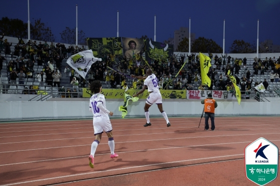 선제골을 넣은플라카가 원정 팬들에게 달려가 기뻐하고 있다. /사진=한국프로축구연맹 제공