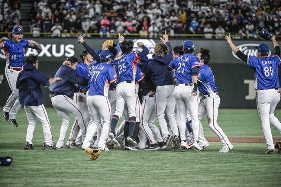 대만이 24일 일본 도쿄돔에서 열린 일본과 2024 세계야구소프트볼연맹(WBSC) 프리미어12 결승전에서 우승을 차지한 후 그라운드로 나와 환호하고 있다. /사진=WBSC 공식 홈페이지 갈무리 