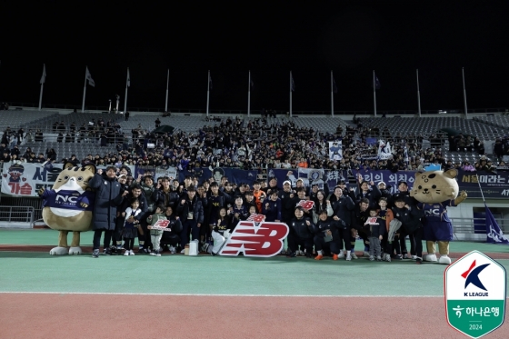 승리 후 기념 촬영하는 서울이랜드 선수들. /사진=한국프로축구연맹 제공
