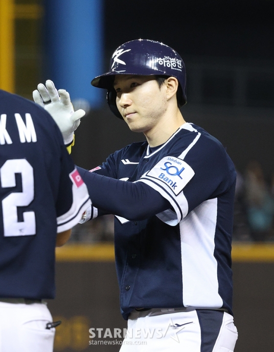 &#039;2024 WBSC 프리미어12&#039; B조 예선 한국-일본전이 지난 15일 대만 타이베이돔에서 열렸다.  한국 박성한이 4회초 1사에서 우전 안타로 출루한 후 세리머니를 하고 있다. /사진=김진경 대기자