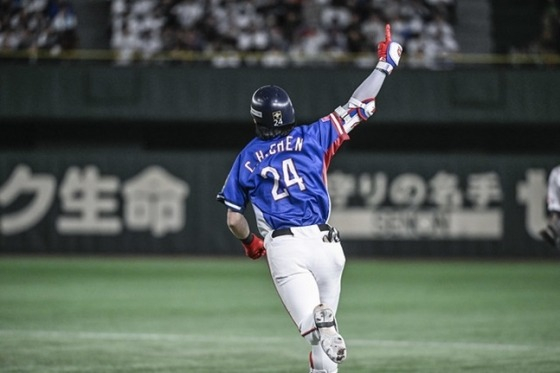 대만 전제셴이 24일 일본과 결승전 5회 3점 홈런을 날린 뒤 그라운드를 돌고 있다.  /사진=WBSC 공식 홈페이지 캡처
