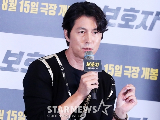 감독 겸 배우 정우성이 9일 오후 서울 광진구 건대입구 롯데시네마에서 진행된 영화 &#039;보호자&#039; 언론시사회 및 기자간담회에서 취재진 질의에 답하고 있다.  정우성 감독의 첫 장 영화인 &#039;보호자&#039;는 10년 만에 출소해 몰랐던 딸의 존재를 알고 평범하게 살기를 원하는 수혁과 그를 노리는 이들 사이의 이야기를 그린 액션 영화다. 오는 15일 개봉. 2023.08.09 /사진=김창현