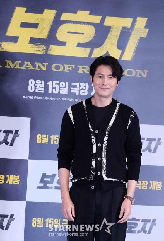 감독 겸 배우 정우성이 9일 오후 서울 광진구 건대입구 롯데시네마에서 진행된 영화 &#039;보호자&#039; 언론시사회 및 기자간담회에 참석해 포즈를 취하고 있다.  정우성 감독의 첫 장 영화인 &#039;보호자&#039;는 10년 만에 출소해 몰랐던 딸의 존재를 알고 평범하게 살기를 원하는 수혁과 그를 노리는 이들 사이의 이야기를 그린 액션 영화다. 오는 15일 개봉. 2023.08.09 /사진=김창현