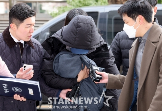 배우 故 이선균에게 협박해 수천만 원을 받은 20대 여성 B씨가 인천 미추홀구 인천지방법원에서 열린 구속 전 피의자 심문(영장실질심사)에 출석하고 있다. 2023.12.28 /사진=뉴스1 