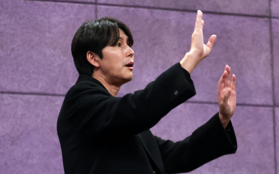 [서울=뉴시스] 김선웅 기자 = 영화 &#039;서울의 봄&#039; 출연 배우 정우성이 3일 서울 CGV 왕십리에서 무대인사 시간을 갖고 관객들에게 인사를 하고 있다. 2023.12.03. mangusta@newsis.com /사진=김선웅