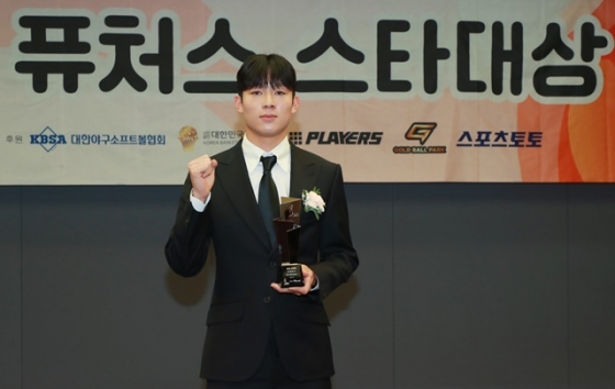 25일 오후 서울 프레스센터에서 진행된 2024 퓨처스 스타대상 시상식(주최 스타뉴스)에서 축구부문 스타대상을 수상한 양민혁(강원FC)이 포즈를 취하고 있다. /사진=이동훈 기자