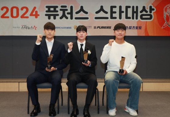 25일 오후 서울 프레스센터에서 진행된 2024 퓨처스 스타대상 시상식(주최 스타뉴스)에서 농구부문 대상 박정웅(왼쪽부터), 축구부문 대상 양민혁, 야구부문 대상 정우주 선수가 화이팅을 외치고 있다. &#039;퓨처스 스타대상&#039;은 한국 스포츠 발전과 아마추어 체육 활성화에 기여하고자 제정됐다. /사진=이동훈 기자