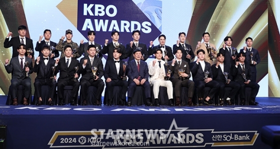 2024 신한은행 SOL뱅크 KBO 시상식이 26일 서울 송파구 롯데호텔 월드 크리스탈 볼룸에서 열렸다.  MVP 김도영, 신인상 김택연 등 각 부문 수상자들이 시상식 후 허구연 KBO 총재와 기념촬영을 하고 있다. /사진=김진경 대기자