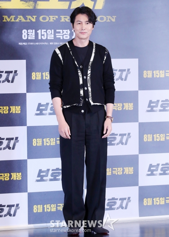 감독 겸 배우 정우성이 9일 오후 서울 광진구 건대입구 롯데시네마에서 진행된 영화 &#039;보호자&#039; 언론시사회 및 기자간담회에 참석해 포즈를 취하고 있다.  정우성 감독의 첫 장 영화인 &#039;보호자&#039;는 10년 만에 출소해 몰랐던 딸의 존재를 알고 평범하게 살기를 원하는 수혁과 그를 노리는 이들 사이의 이야기를 그린 액션 영화다. 오는 15일 개봉. 2023.08.09 /사진=김창현