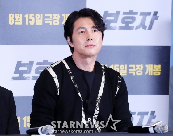 감독 겸 배우 정우성이 9일 오후 서울 광진구 건대입구 롯데시네마에서 진행된 영화 &#039;보호자&#039; 언론시사회 및 기자간담회에 참석해 취재진을 바라보고 있다.  정우성 감독의 첫 장 영화인 &#039;보호자&#039;는 10년 만에 출소해 몰랐던 딸의 존재를 알고 평범하게 살기를 원하는 수혁과 그를 노리는 이들 사이의 이야기를 그린 액션 영화다. 오는 15일 개봉. 2023.08.09 /사진=김창현