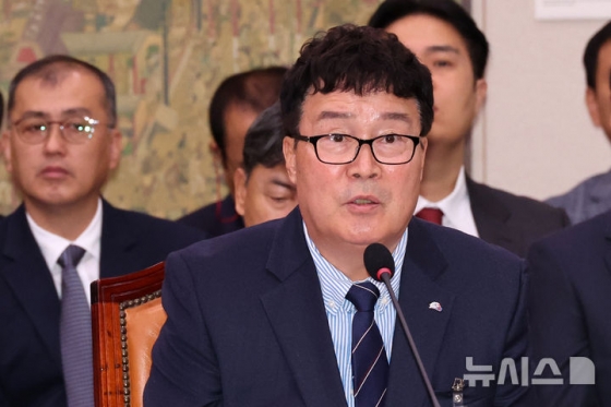 김택규 대한배드민턴협회장이 24일 오전 서울 여의도 국회에서 열린 문화체육관광위원회의 대한축구협회 등에 대한 현안질의에서 의원 질의에 답변하고 있다. /사진=뉴시스