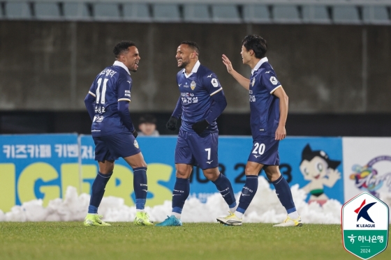 (왼쪽부터) 데니손, 주닝요, 안용우. /사진=한국프로축구연맹 제공