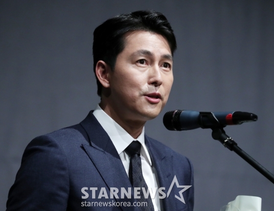 배우 정우성이 18일 서울 중구 초동 명보아트홀에서 열린 &#039;제11회 아름다운 예술인상&#039; 시상식에 참석해 굿피플예술인상을 수상한 뒤 소감을 말하고 있다. 2021.11.18