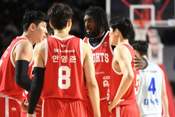 서울 SK 선수들이 경기 중 이야기를 나누고 있다. /사진=KBL 제공