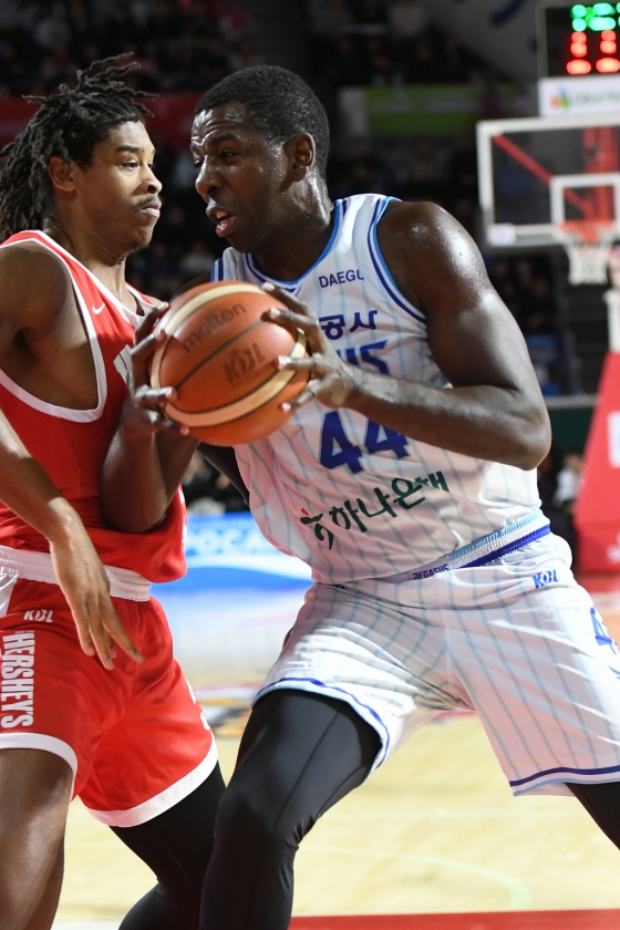 돌파를 시도하는 앤드류 니콜슨. /사진=KBL 제공