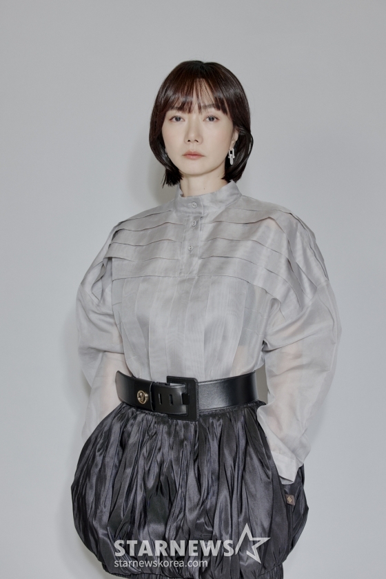 배우 배두나가 29일 오후 서울 종로구 소격동의 한 카페에서 진행된 쿠팡플레이 &#039;가족계획&#039; 관련 인터뷰를 위해 포즈를 취하고 있다.  극 중 배두나는 특별한 능력의 소유자이자 아이들에게 만큼은 다정한 엄마 영수 역할을 맡아 열연했다.  &#039;가족계획&#039;은 기억을 자유자재로 편집할 수 있는 특수한 능력을 가진 엄마 한영수(배두나)가 가족들과 합심하여 악당들에게 지옥을 선사하는 이야기. &#039;보이스&#039;(2021) 김곡·김선 쌍둥이 형제 감독이 메가폰을 잡았다. / 사진제공=쿠팡플레이 /사진=김창현 chmt@