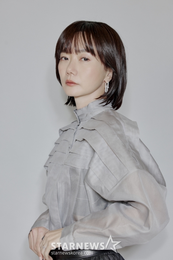 배우 배두나가 29일 오후 서울 종로구 소격동의 한 카페에서 진행된 쿠팡플레이 &#039;가족계획&#039; 관련 인터뷰를 위해 포즈를 취하고 있다.  극 중 배두나는 특별한 능력의 소유자이자 아이들에게 만큼은 다정한 엄마 영수 역할을 맡아 열연했다.  &#039;가족계획&#039;은 기억을 자유자재로 편집할 수 있는 특수한 능력을 가진 엄마 한영수(배두나)가 가족들과 합심하여 악당들에게 지옥을 선사하는 이야기. &#039;보이스&#039;(2021) 김곡·김선 쌍둥이 형제 감독이 메가폰을 잡았다. / 사진제공=쿠팡플레이 /사진=김창현 chmt@