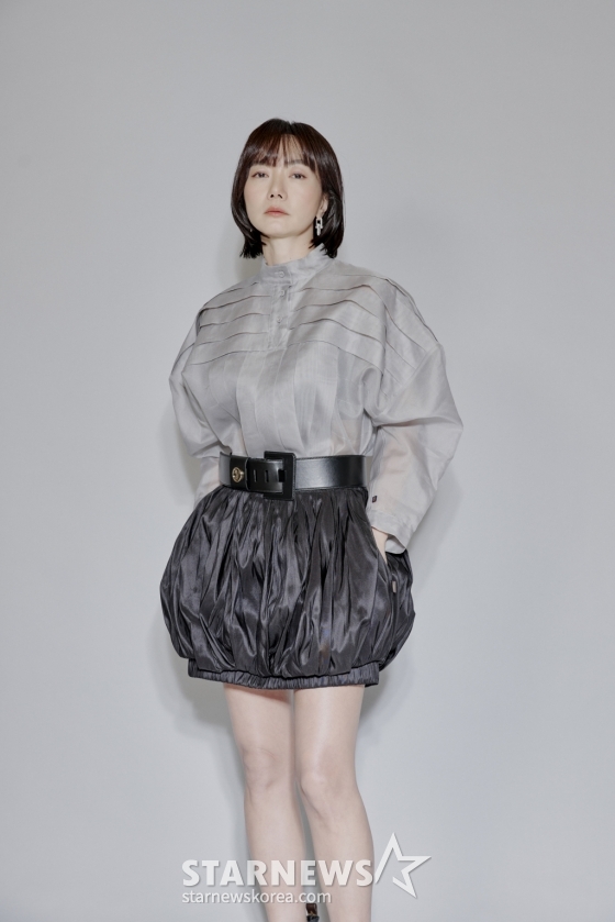 배우 배두나가 29일 오후 서울 종로구 소격동의 한 카페에서 진행된 쿠팡플레이 &#039;가족계획&#039; 관련 인터뷰를 위해 포즈를 취하고 있다.  극 중 배두나는 특별한 능력의 소유자이자 아이들에게 만큼은 다정한 엄마 영수 역할을 맡아 열연했다.  &#039;가족계획&#039;은 기억을 자유자재로 편집할 수 있는 특수한 능력을 가진 엄마 한영수(배두나)가 가족들과 합심하여 악당들에게 지옥을 선사하는 이야기. &#039;보이스&#039;(2021) 김곡·김선 쌍둥이 형제 감독이 메가폰을 잡았다. / 사진제공=쿠팡플레이 /사진=김창현 chmt@