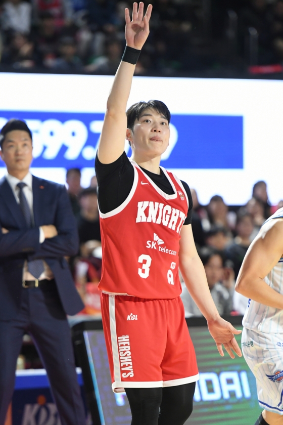 최원혁이 29일 서울 잠실학생체육관에서 열린 서울 SK 대 대구 한국가스공사의 &#039;2024~25 KCC 프로농구&#039; 정규리그 2라운드에서 슛을 시도하고 있다. /사진=KBL 제공