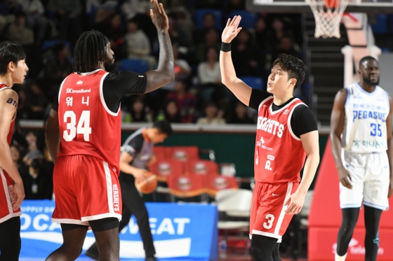 자밀 워니(왼쪽)와 최원혁이 하이파이브를 하고 있다. /사진=KBL 제공