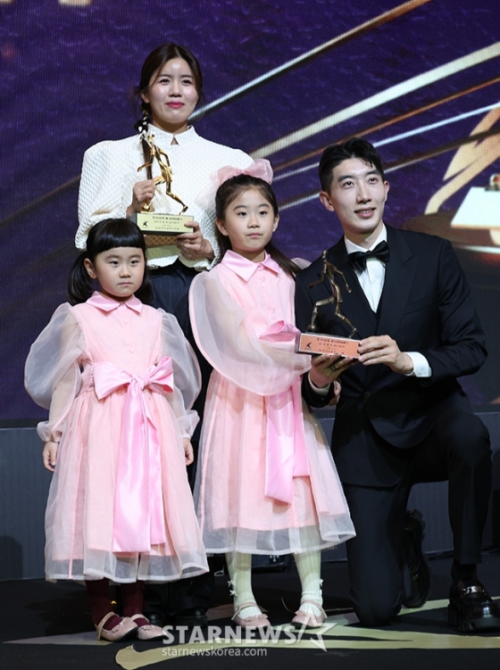 하나은행 K리그 2024 대상 시상식이 29일 서울 서대문구 스위스 그랜드호텔에서 열렸다.  MVP 조현우(울산HD)가 시상식 후 가족들과 포토타임을 갖고 있다. /사진=김진경 대기자.