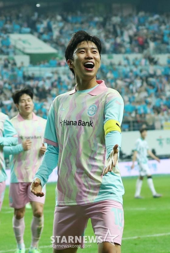 가수 임영웅이 대전월드컵경기장에서 열린 &#039;하나은행 자선축구대회 팀 히어로 VS 팀 기성용&#039; 후반전 경기에서 어시스트를 한 뒤 기뻐하고 있다. 2024.10.12 /사진=김창현