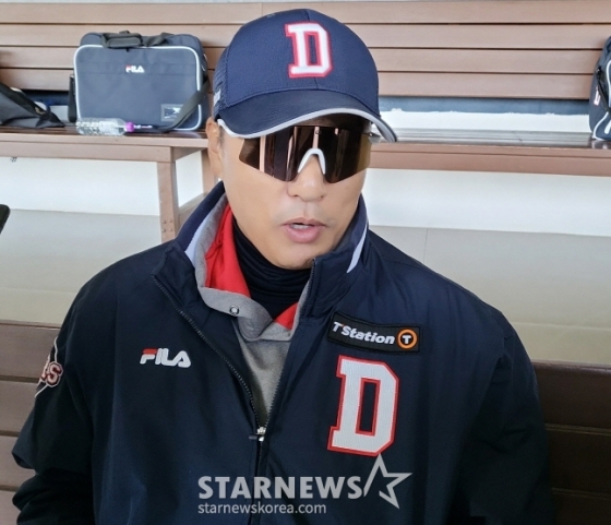 이승엽 두산 감독이 마무리 캠프 현장에서 취재진과 인터뷰를 하고 있다. /사진=안호근 기자