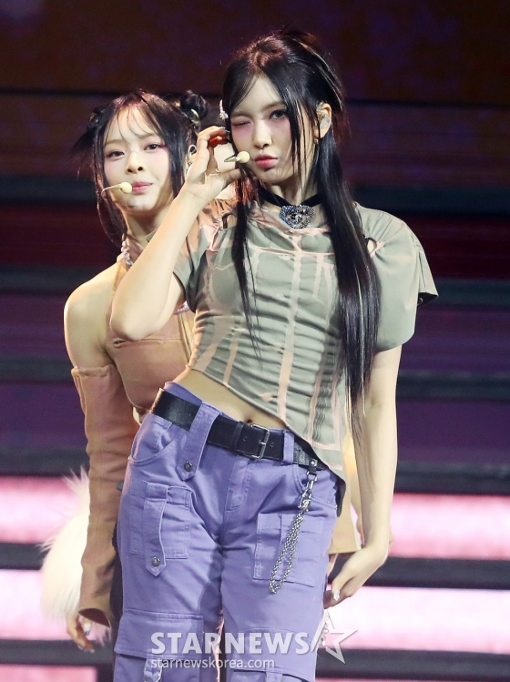 걸그룹 뉴진스(NewJeans) 혜인이 지난 14일 필리핀 아레나에서 열린 '2023 아시아 아티스트 어워즈 인 필리핀'(2023 Asia Artist Awards IN THE PHILIPPINES, 이하 '2023 AAA')에서 멋진 무대를 선보이고 있다. 뉴진스는 '2023 AAA'에서 AAA 올해의 가수상, AAA 올해의 노래상, AAA 페뷸러스상, AAA 베스트 초이스상, AAA 아시아셀러브리티상, AAA 핫트렌드상 등 6개의 트로피를 안으며 최다관왕의 영광을 차지했다. 특히 뉴진스는 대상 부문인 올해의 가수상과 올해의 노래상 2관왕의 대기록을 썼다. /사진=김창현